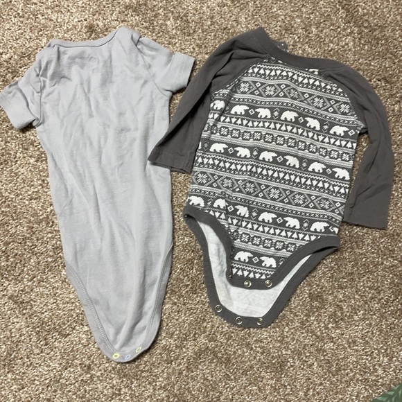 6 piece set of onesies and overalls. Like new! OshKosh, Carter’s, more! 6-12 mo. - Picture 6 of 14
